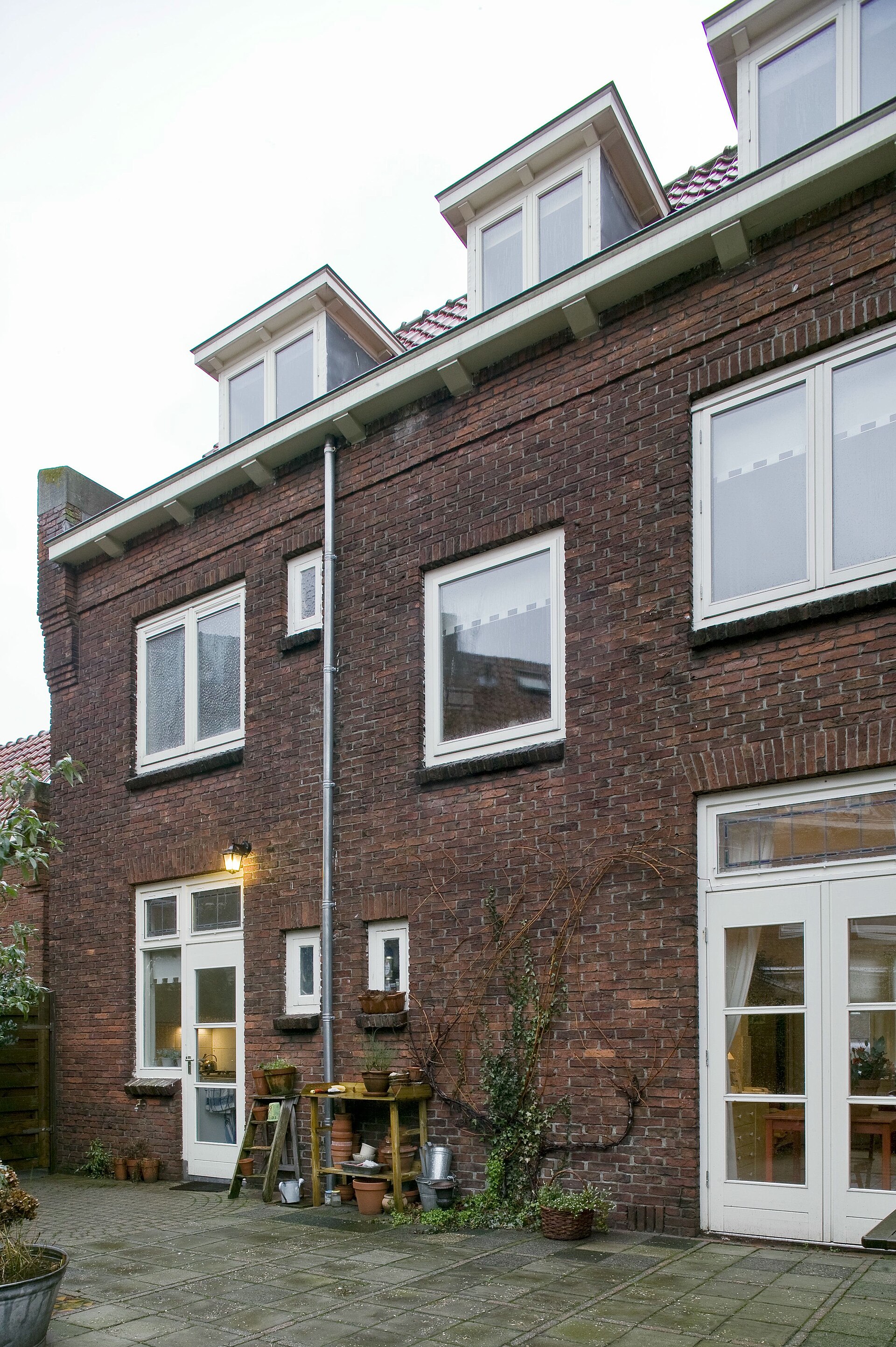 Achtergevel in Leiden met twee traditionele houten dakkapellen